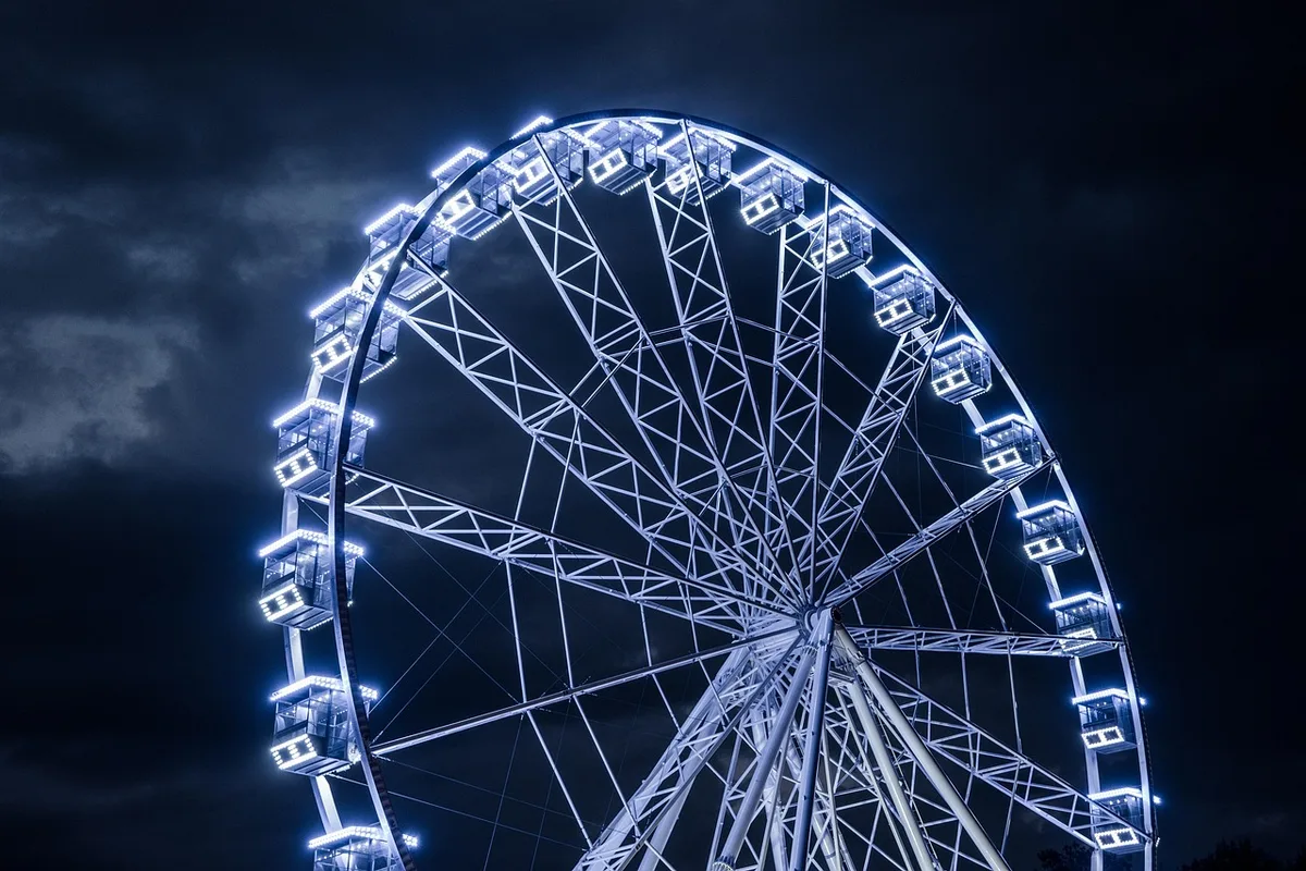 Gros plan sur des roulettes de bagage et une poignée télescopique