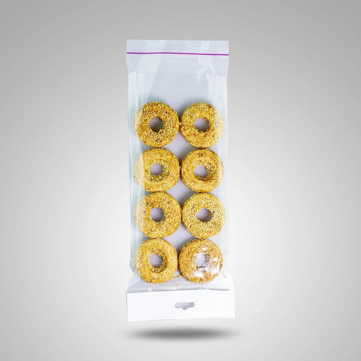 Cubes de rangement et vêtements roulés organisés dans un sac polochon