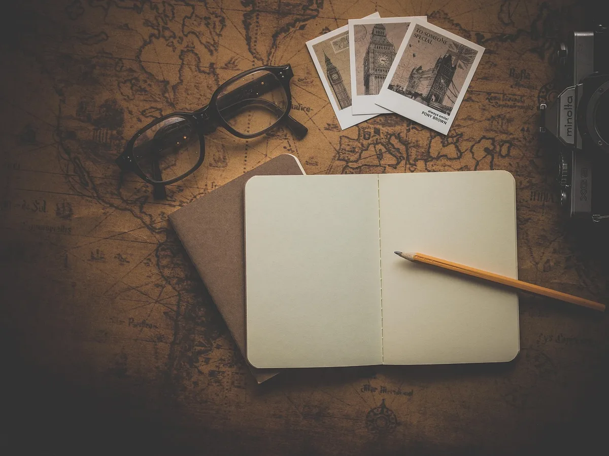 Carte de l'Inde et notes de voyage sur une table ensoleillée