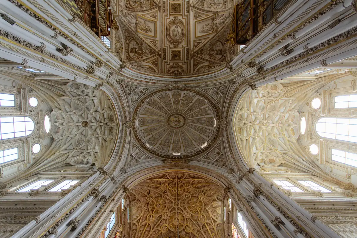 Intérieur de la Mezquita-Catedral&nbsp;: colonnes et arcs rouges emblématiques