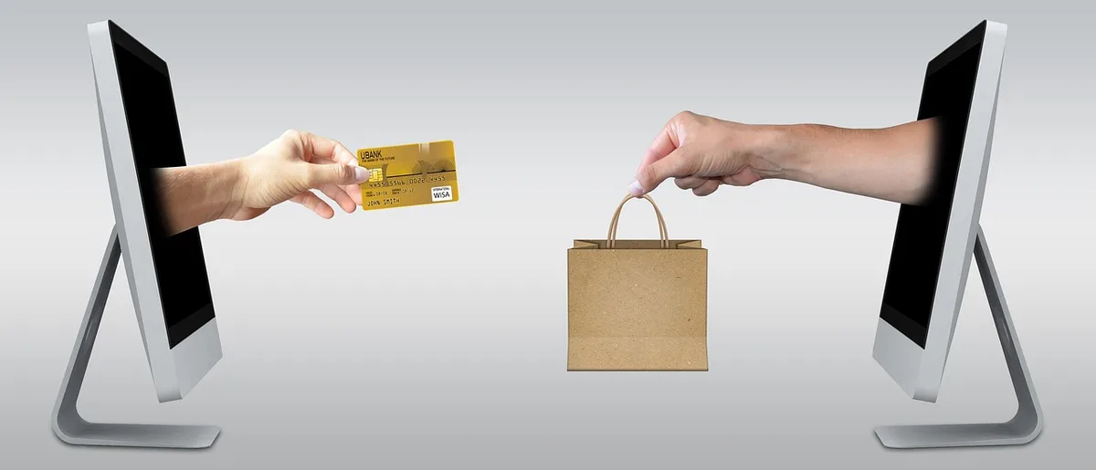 Carte bancaire près d'un passeport et billets sur une table ensoleillée