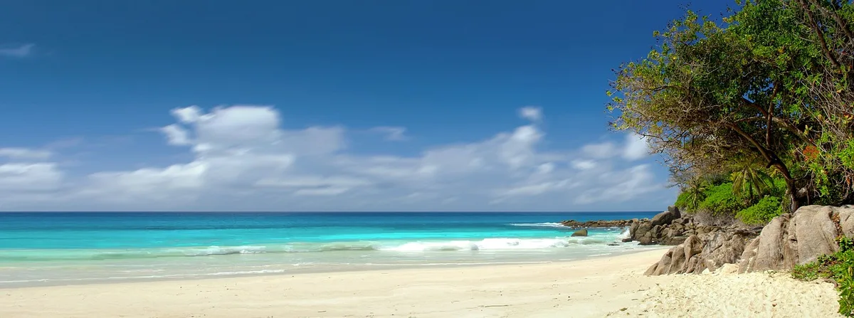 Plage aux Bermudes au soleil avec maisons pastel et eau turquoise