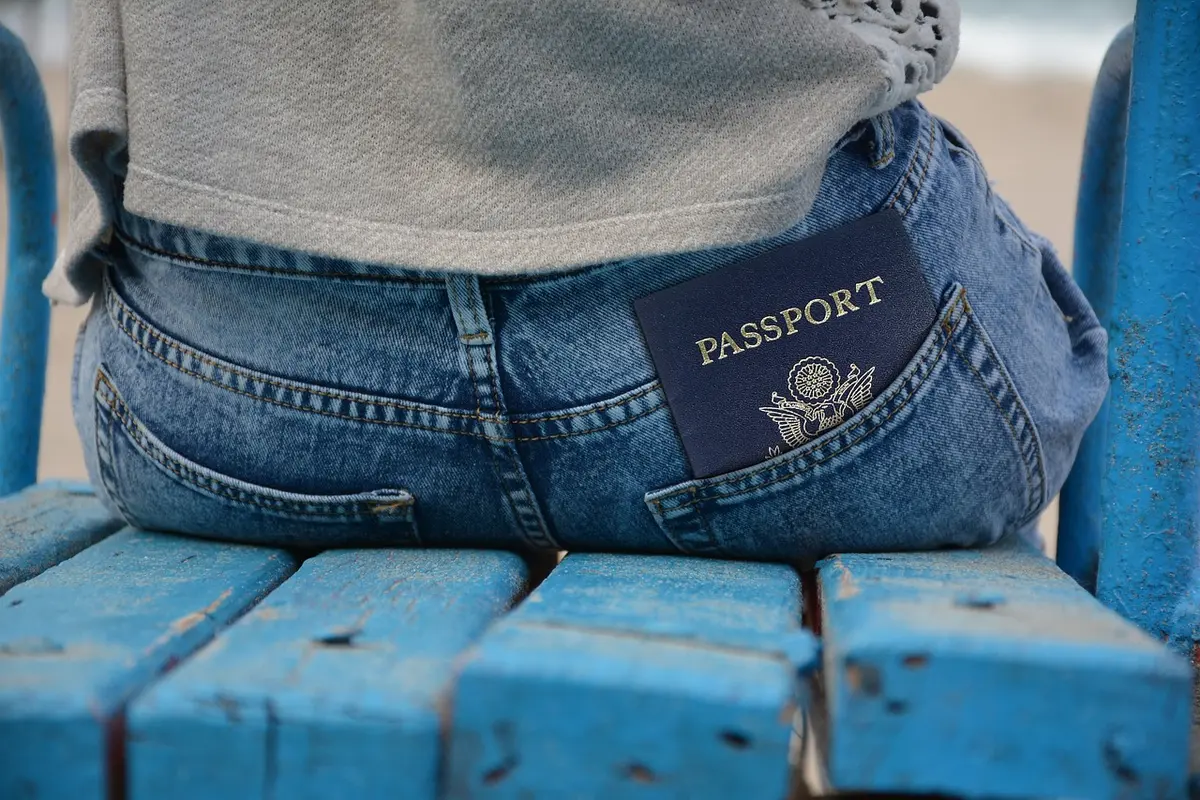 Passeport, réservations d'hôtel et carte de crédit sur une table ensoleillée