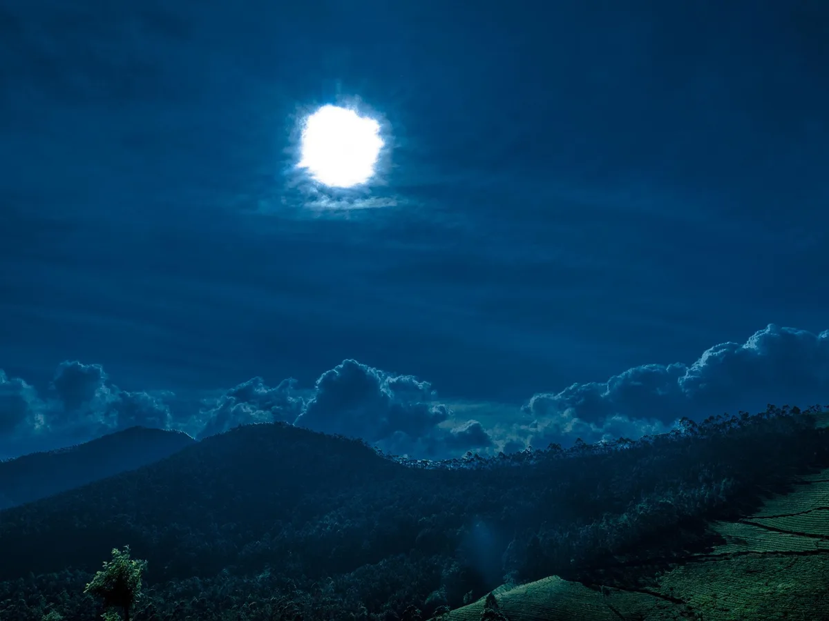 Photo de voyage très retouchée exposée sur un écran