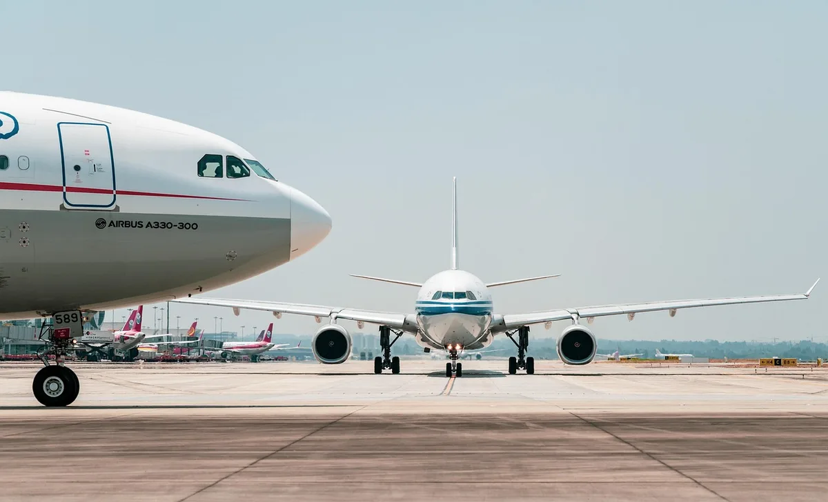 Intérieur d'un salon d'aéroport lumineux avec sièges et voyageurs anonymes