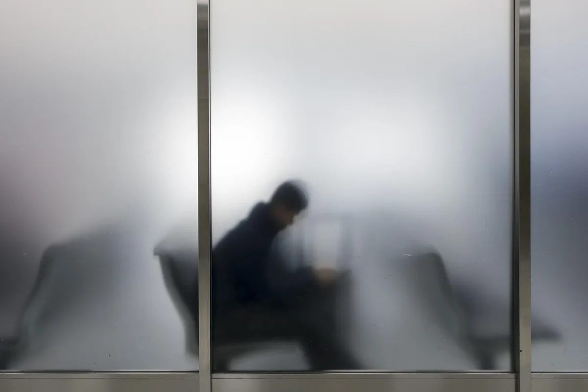 Intérieur d'un salon d'aéroport avec zones calmes, coin enfants et douches