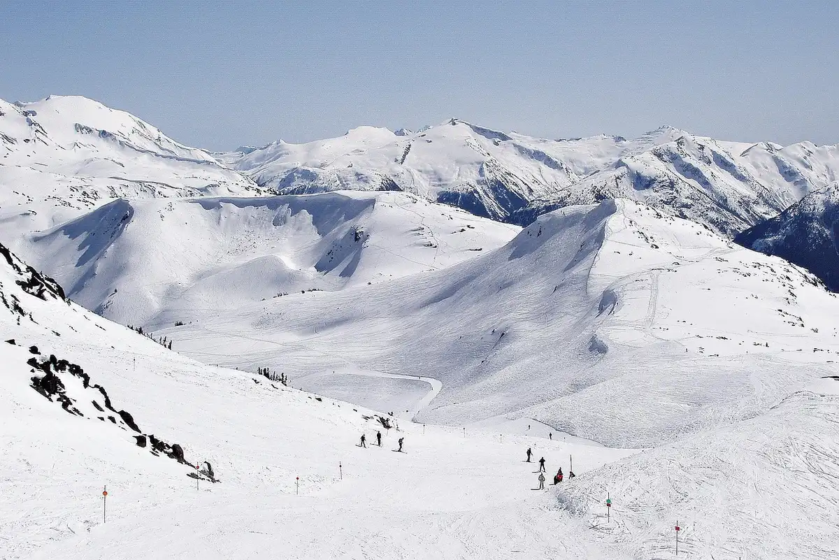 Skieur en poudreuse utilisant des skis larges pour flotter