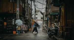 Silhouette d'un voyageur avec sac à dos observant un marché et des ruelles en Inde
