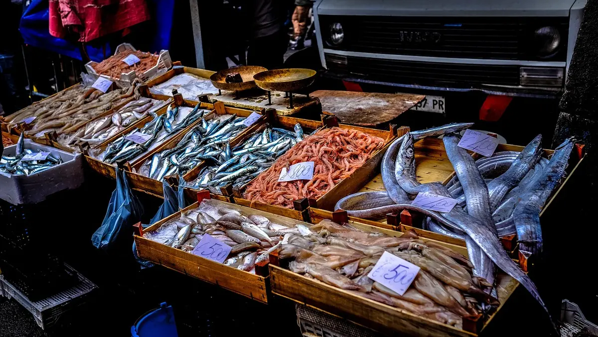 Stands de street food animés dans un marché nocturne de Bangkok