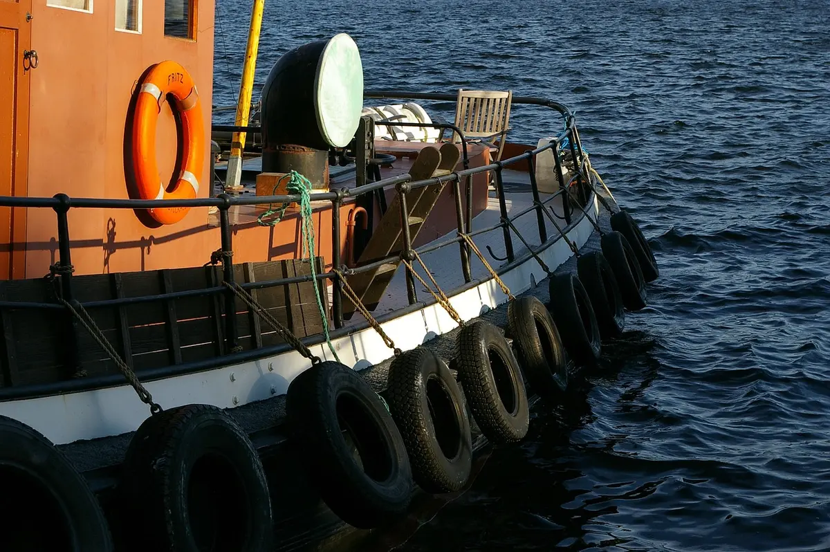 Bateaux et quais de l'archipel de Stockholm par une journée ensoleillée