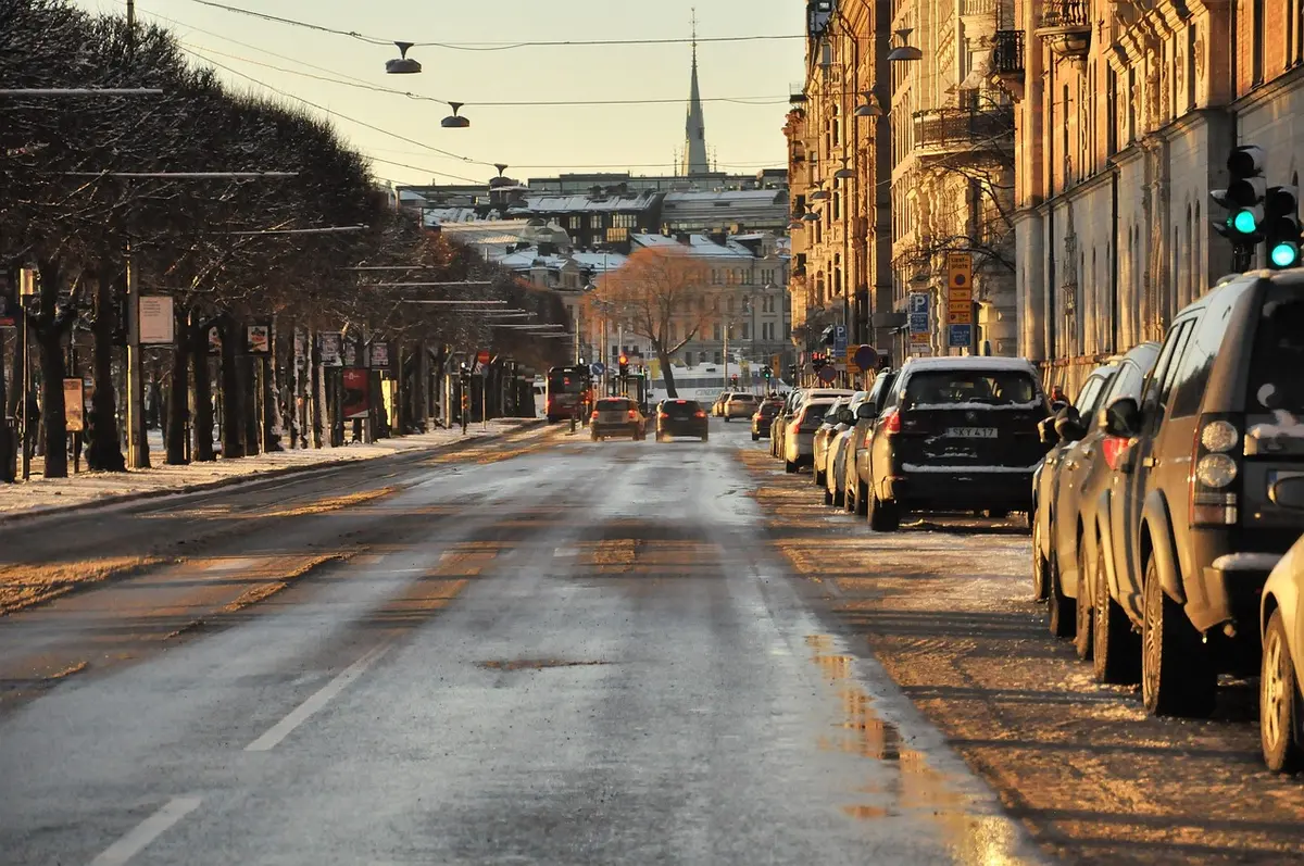 Ruelles pavées de Gamla Stan avec façades colorées près de musées