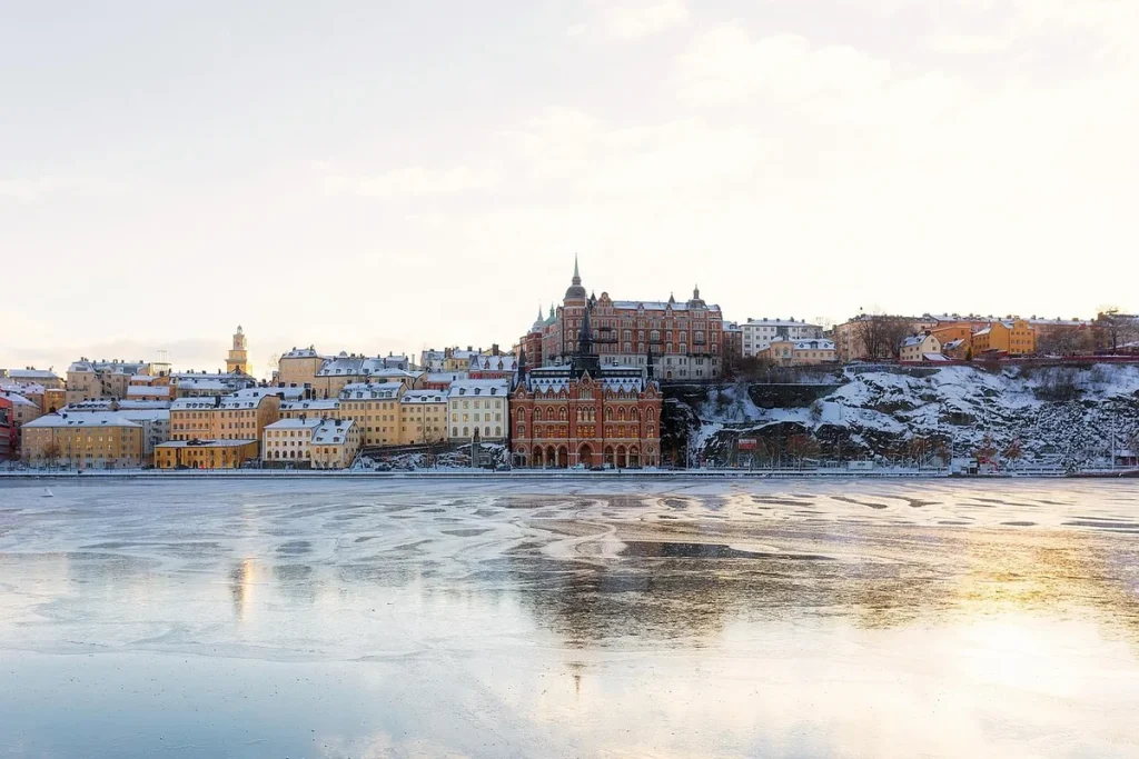 Promenade en bord de mer à Stockholm avec quais, pavés et cafés en plein jour