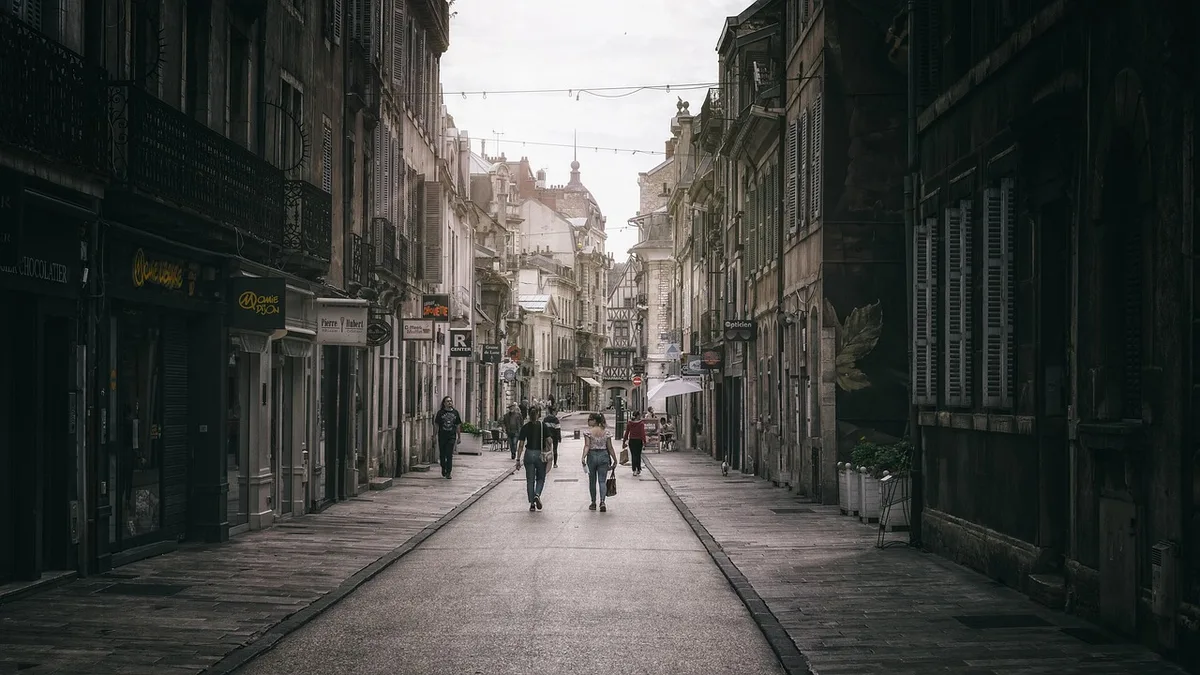 Promenade sur Panfilov Street avec cafés et fontaines