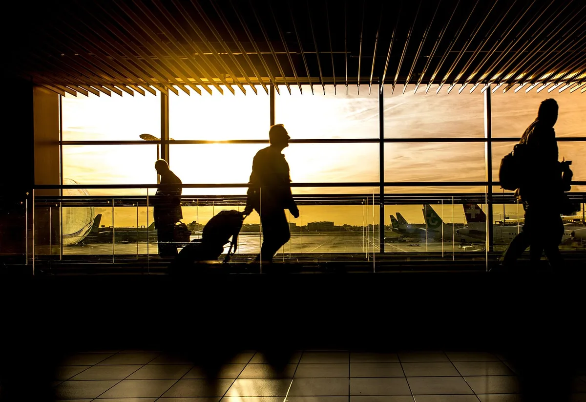 Valise posée contre un gabarit de mesure des dimensions en aéroport