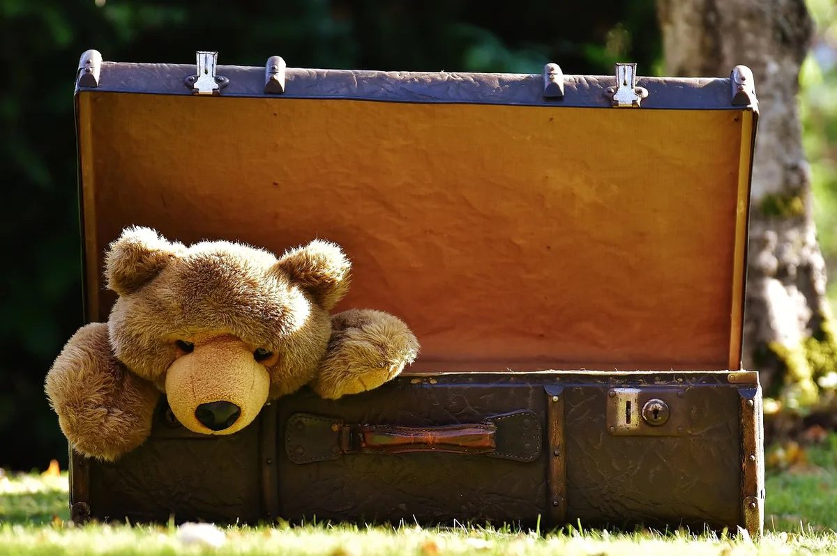 Gros plan sur quatre roulettes multidirectionnelles d'une valise cabine