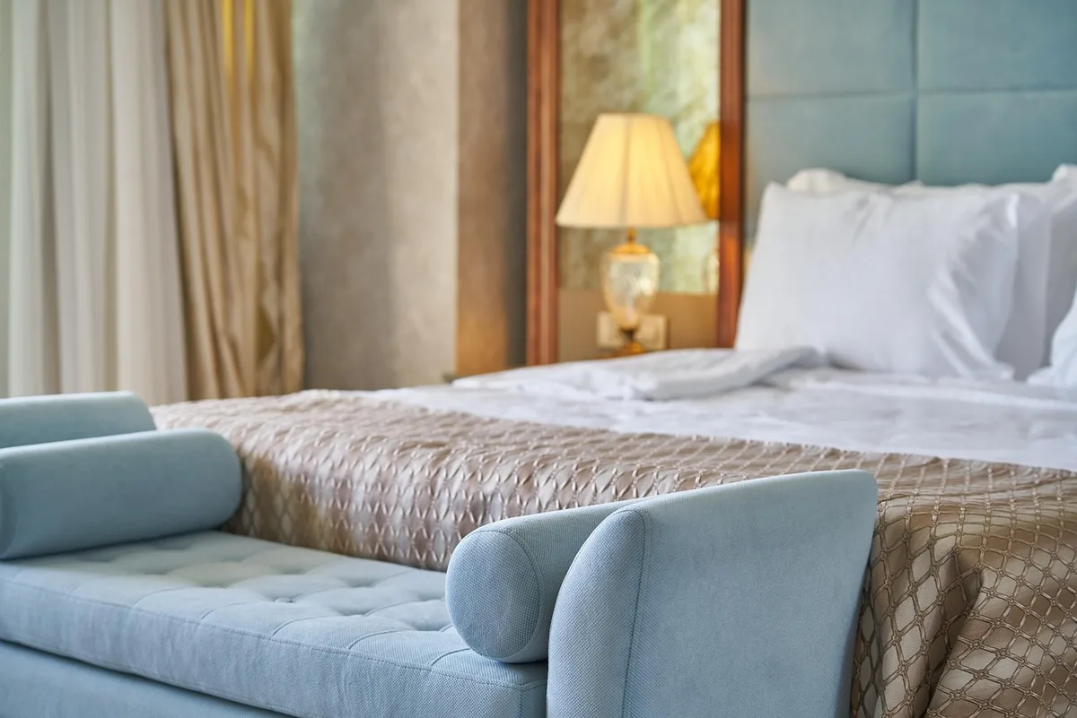 Suite luxueuse avec salon privé et finitions personnalisées dans un hôtel haut de gamme