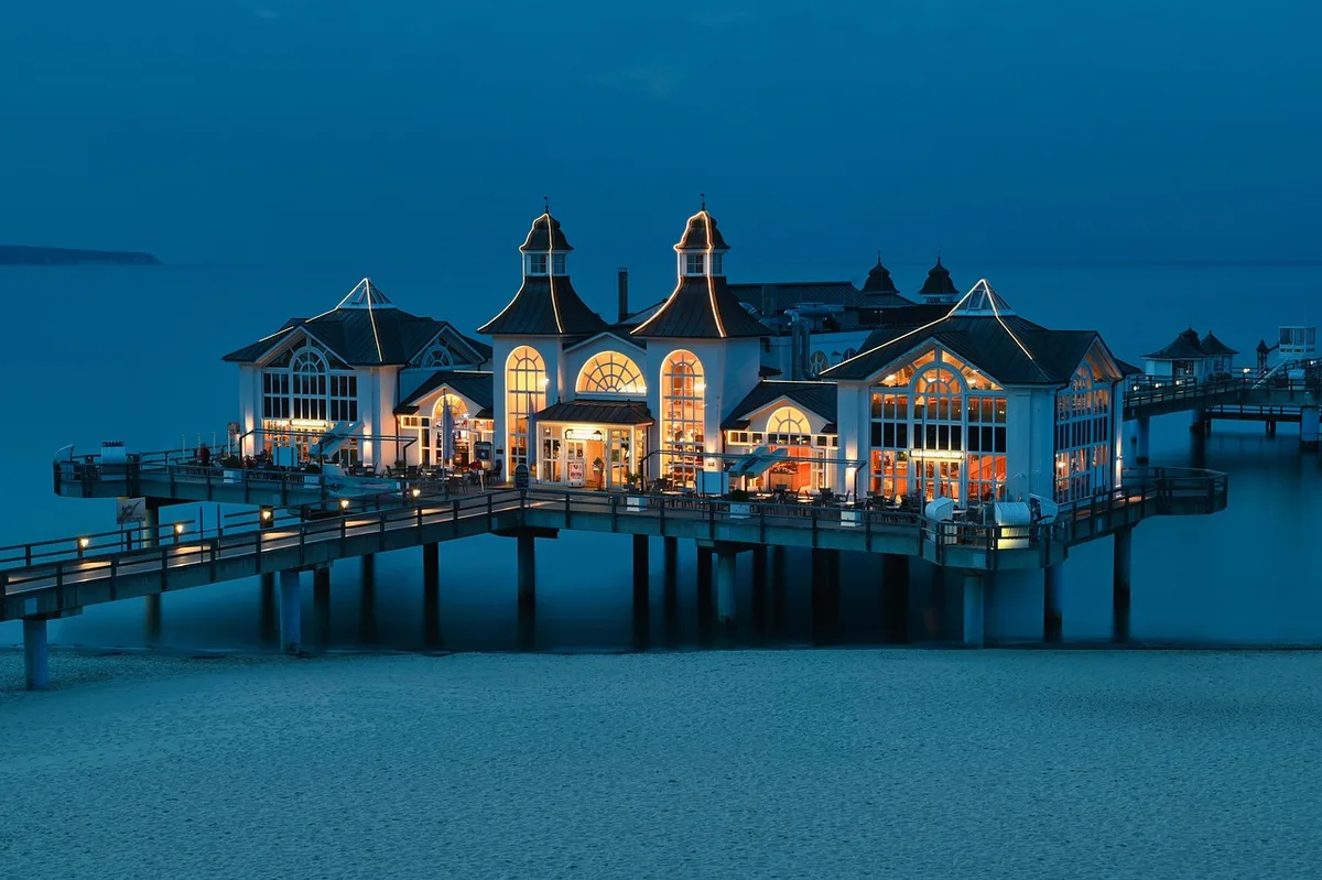 Plage élégante avec promeneurs et architecture côtière