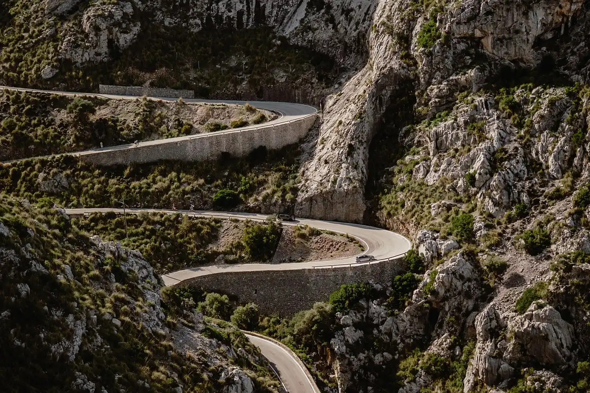 Route de montagne en journée entre Bichkek et Ala Archa avec crêtes enneigées