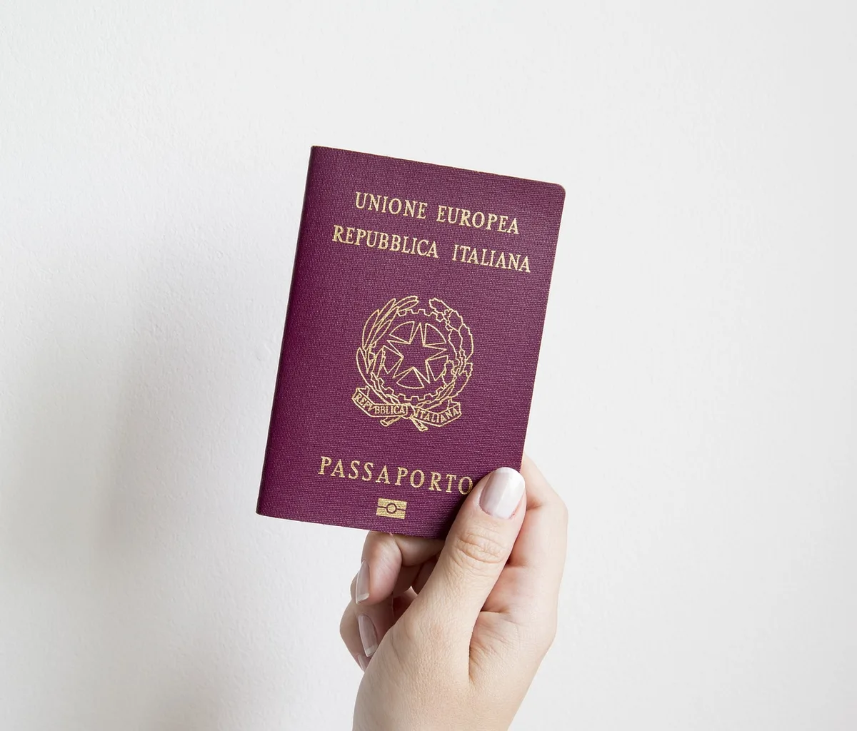 Checklist de voyage avec passeport et billets sur une table