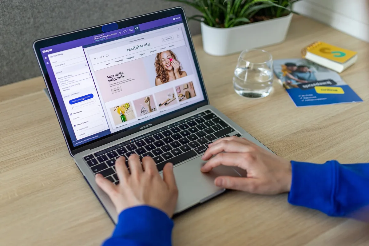 Personne consultant un site de réservation sur un ordinateur portable dans un espace lumineux