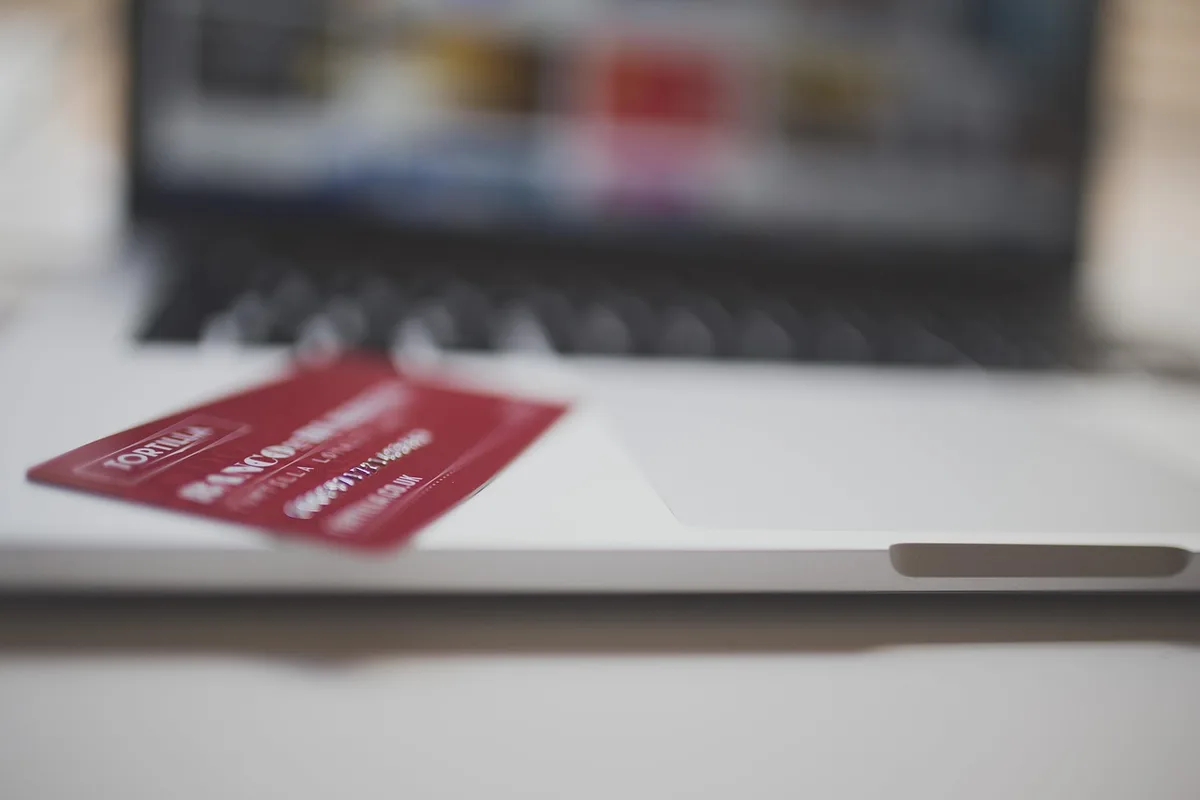 Personne préparant un achat important avec une carte et un terminal de paiement