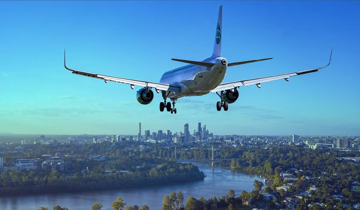 Documents de livraison d'avion posés sur un bureau lumineux