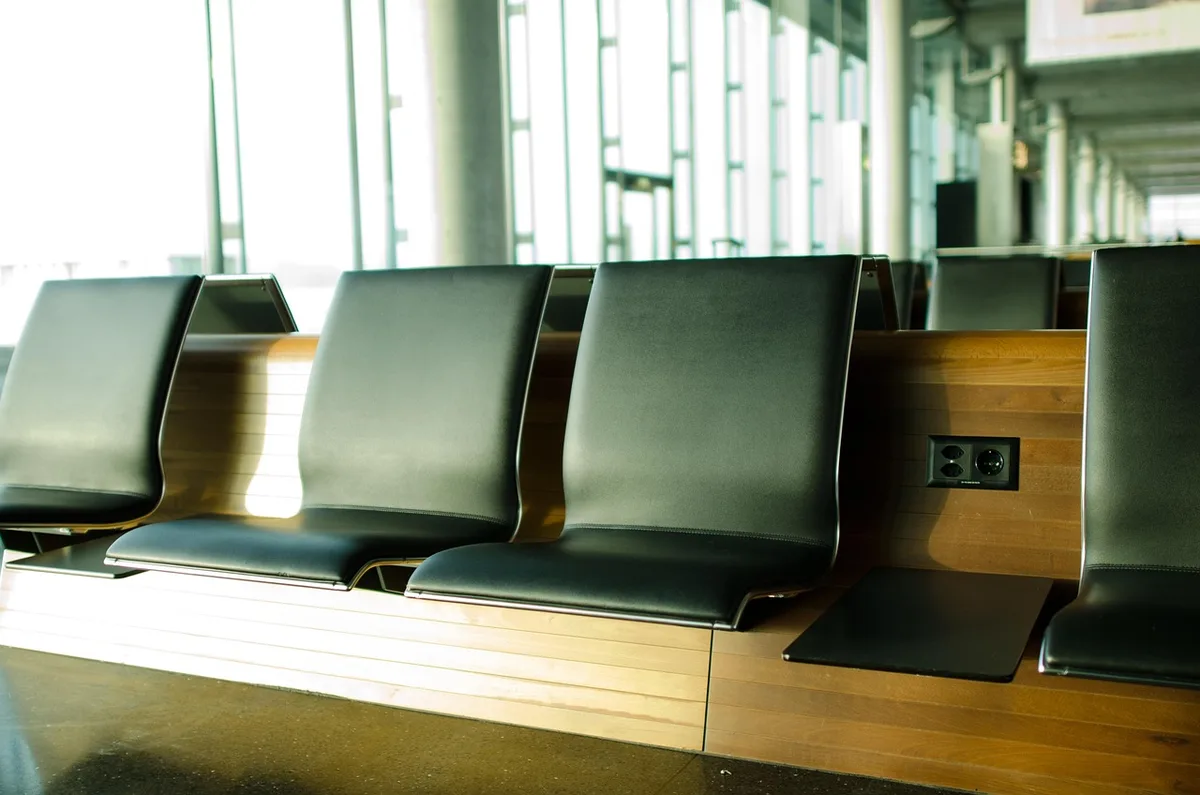 Passager entrant dans un salon d'aéroport lumineux
