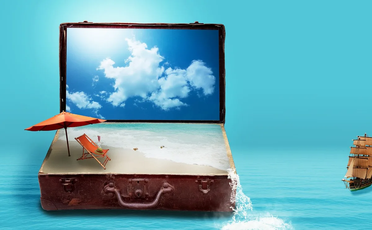 Packing cubes et vêtements roulés organisés dans une valise cabine