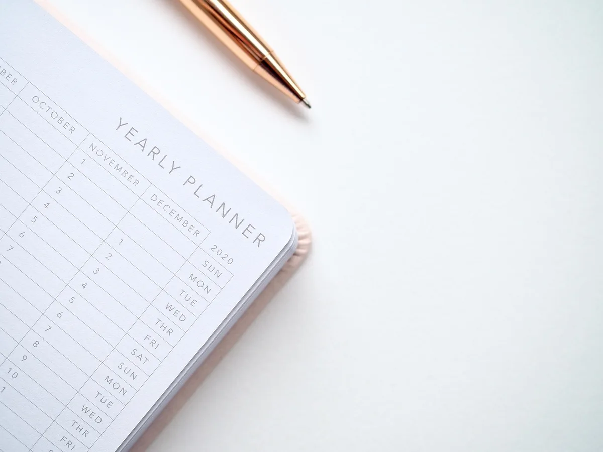 Calendrier et carnet de dépenses sur un bureau lumineux