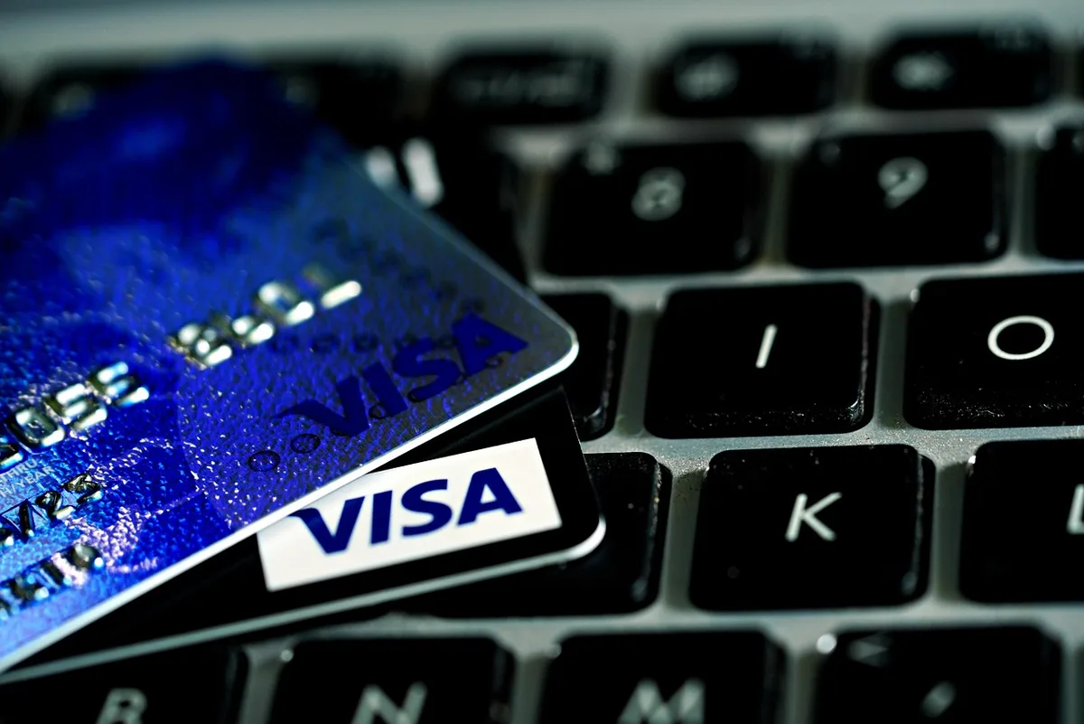 Formulaire d'impôt et carte bancaire sur une table en journée