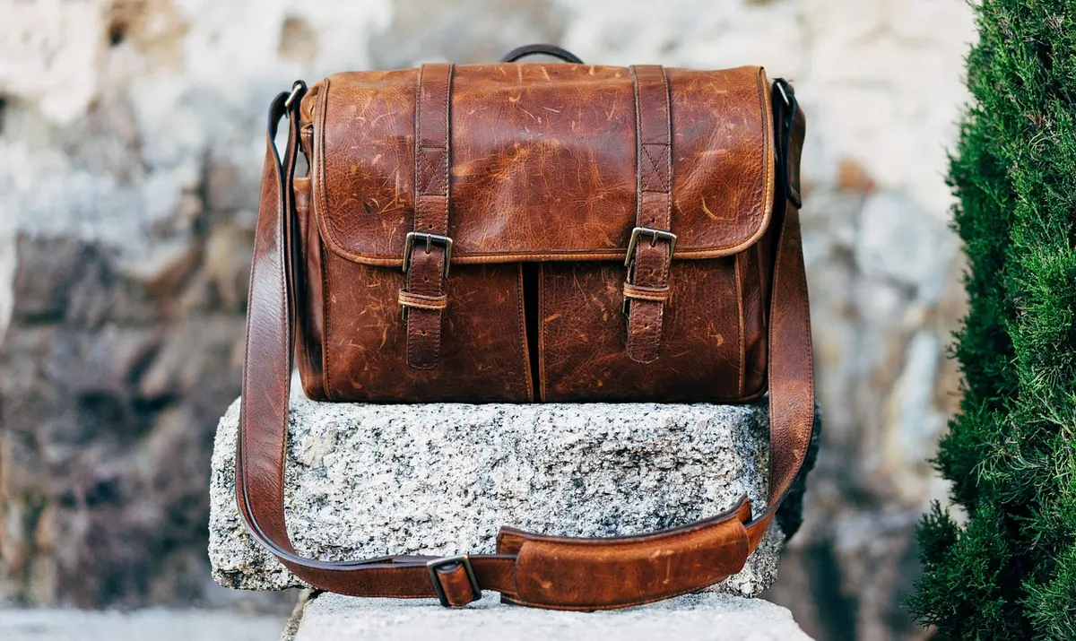 Valise légère ouverte avec vêtements polyvalents et chargeur
