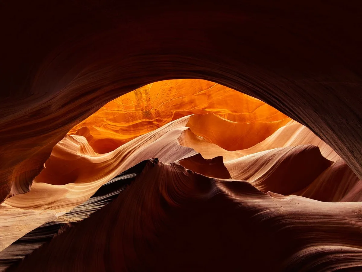 Route sinueuse dans le Sud-Ouest américain entre canyons rouges