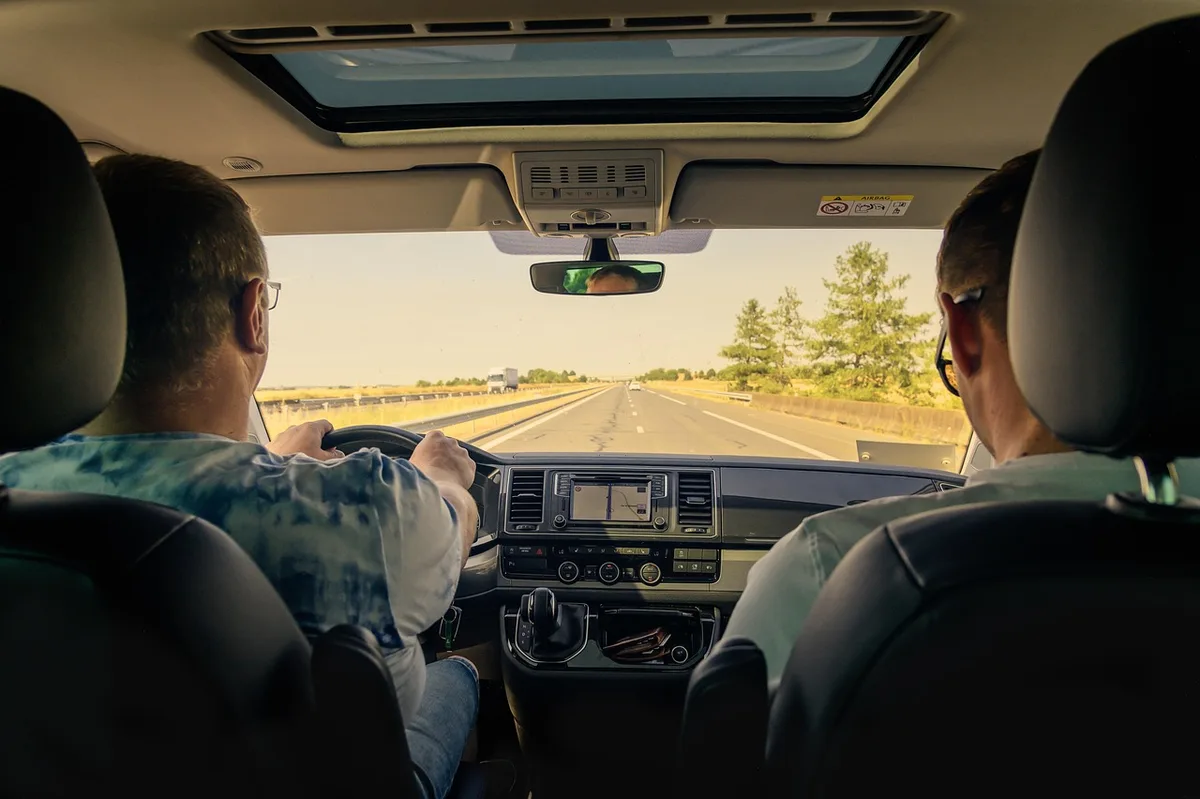 Tableau de bord de voiture avec checklist et documents de voyage