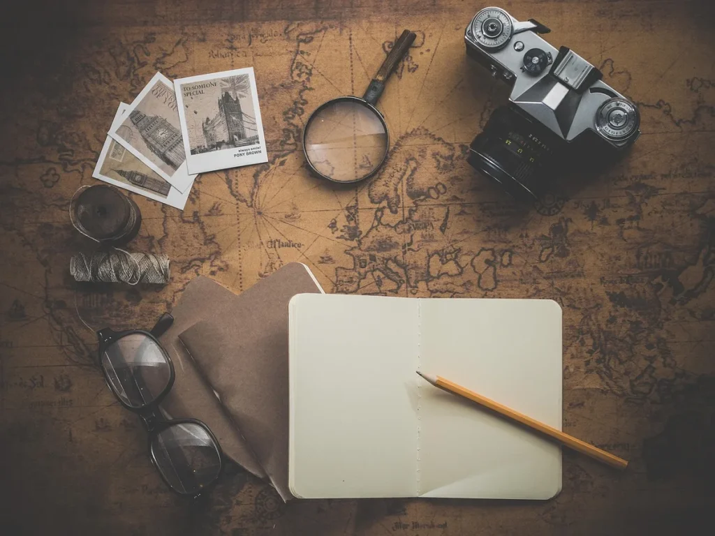 Carte de voyage, clé de voiture et checklist sur une table en plein jour
