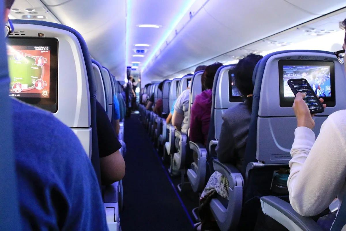 Intérieur d'un Airbus A321XLR montrant une rangée de sièges monocouloir