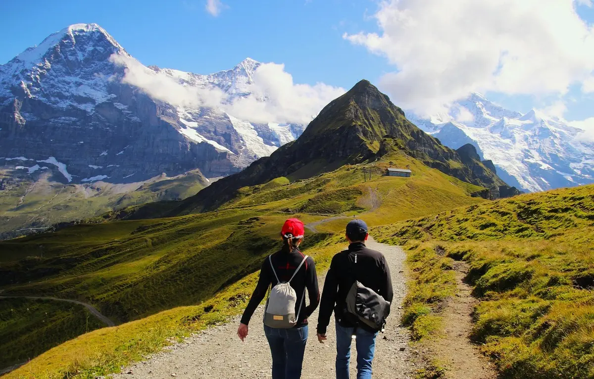 Couple en randonnée sur un sentier de montagne