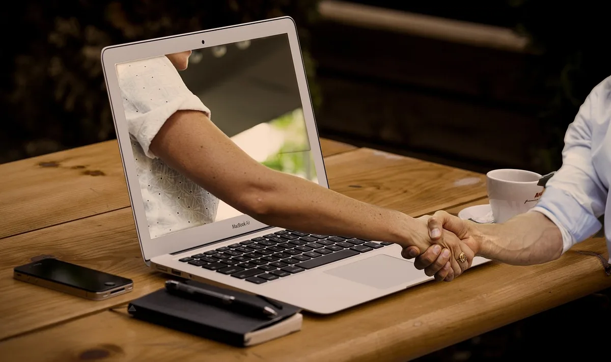 Personne remplissant un formulaire d'inscription TSA sur un ordinateur portable