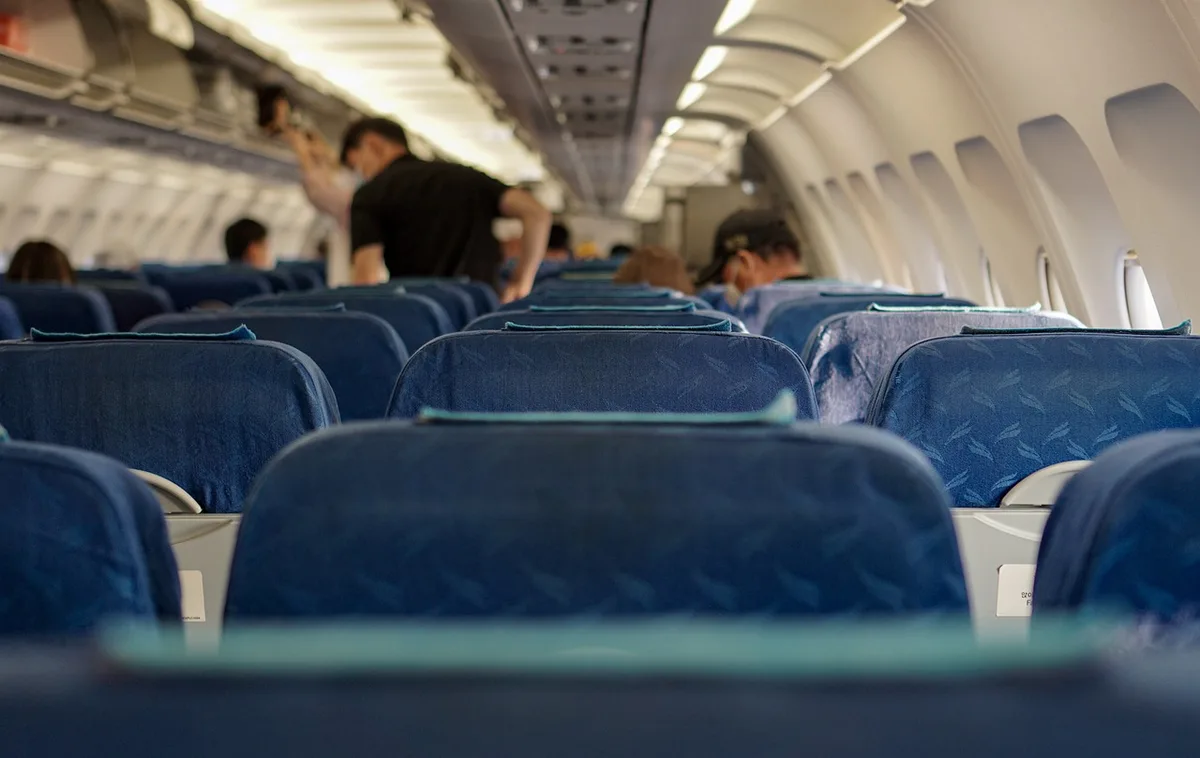Passager avec écouteurs et batterie externe prêt pour un vol