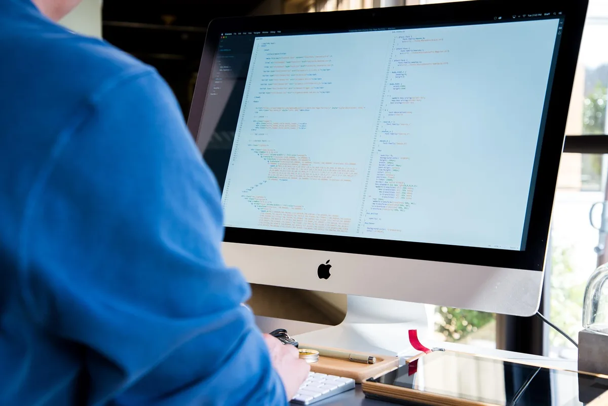 Ordinateur portable affichant le code d'intégration d'une carte Google My Maps