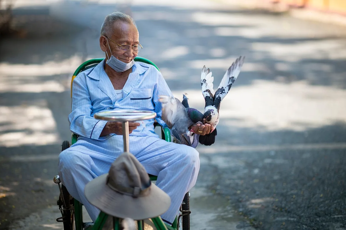 Guichet d'assistance aéroportuaire accessible avec personnel et espace pour fauteuil roulant