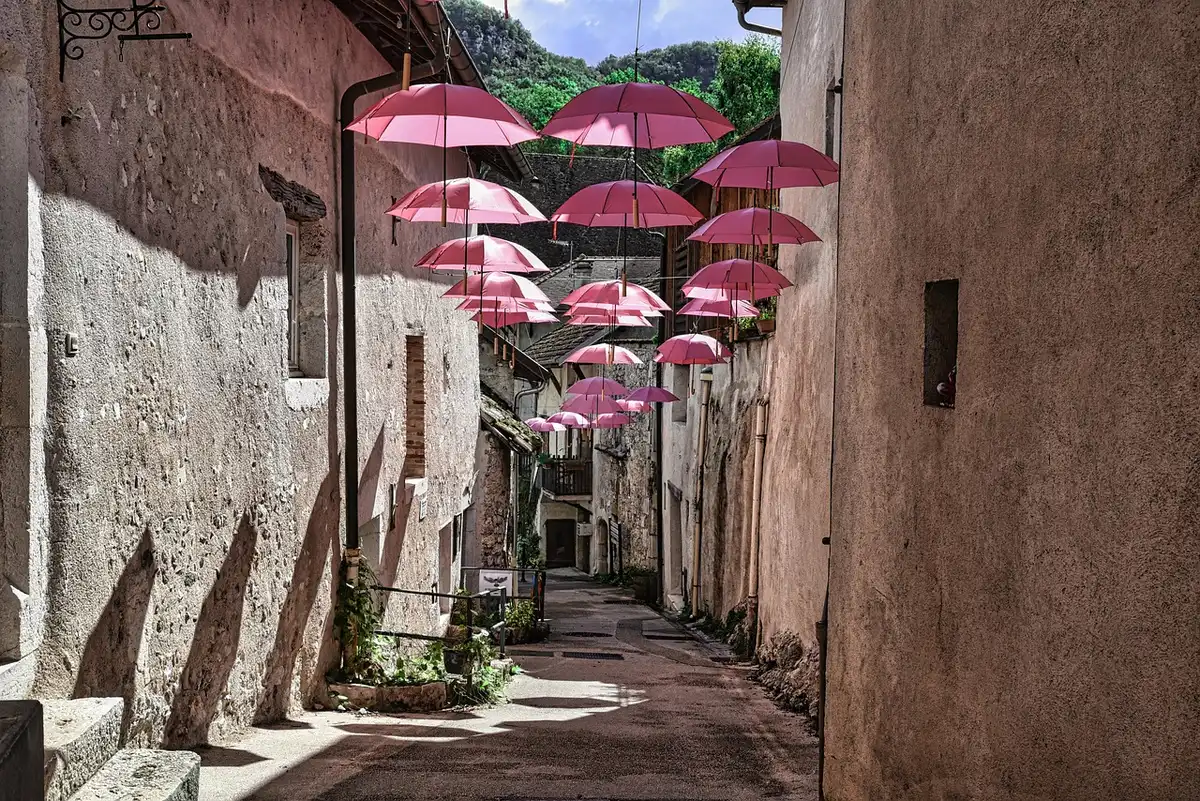 Ruelle étroite du centre historique de Naples encombrée de piétons en journée