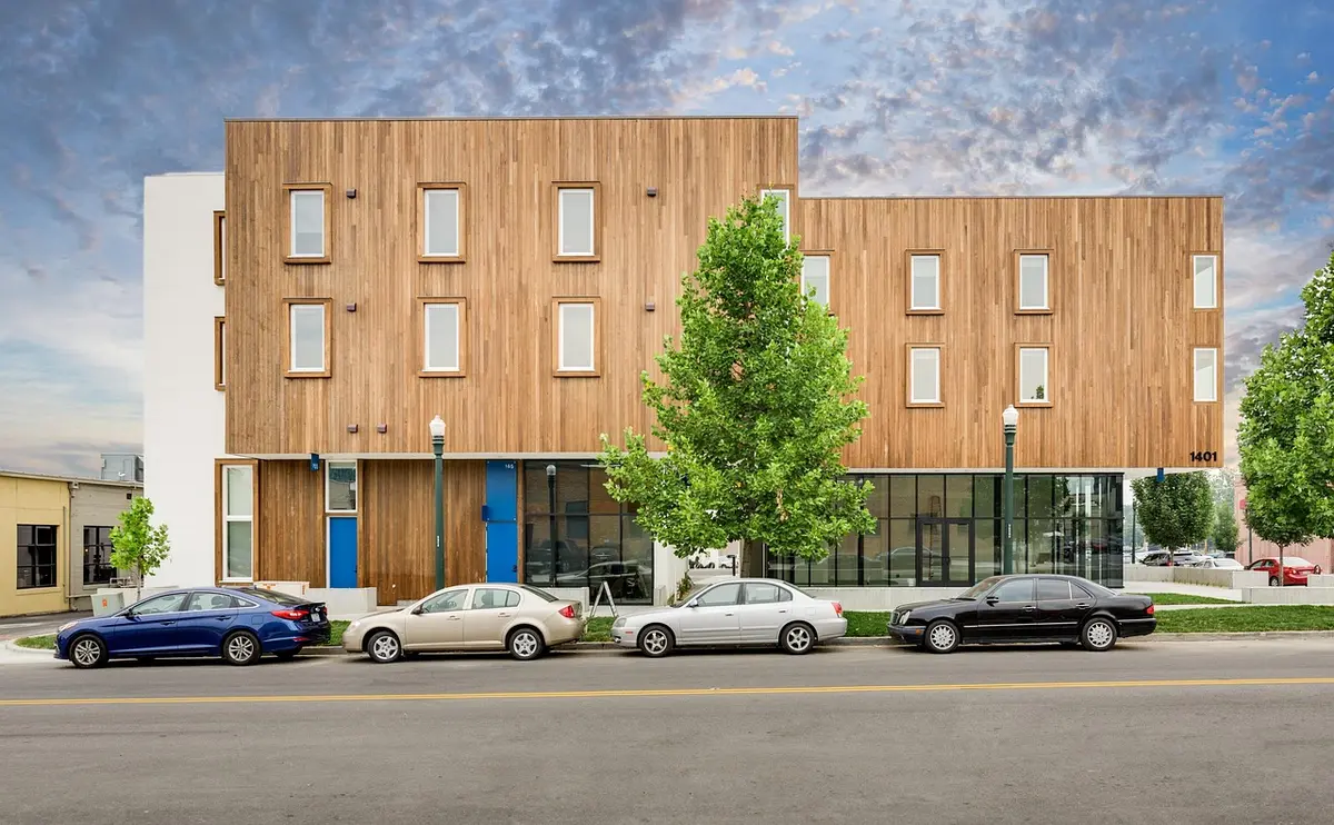 Façades d'hôtels et boutiques le long d'une rue de West Hollywood