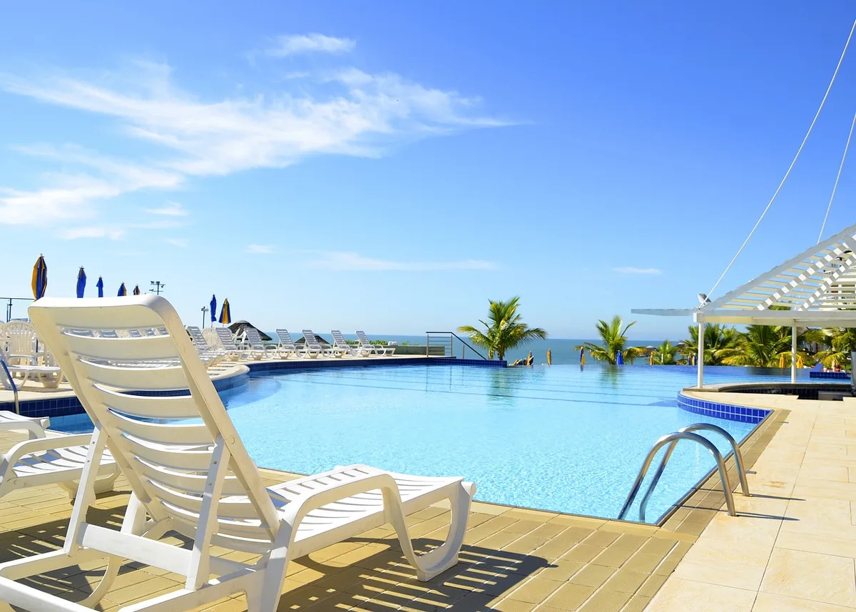 Rooftop d'hôtel avec espace de détente et chaises longues au soleil