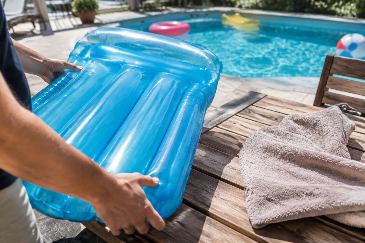 Les 13 meilleurs flotteurs de piscine en 2026 : tests et avis