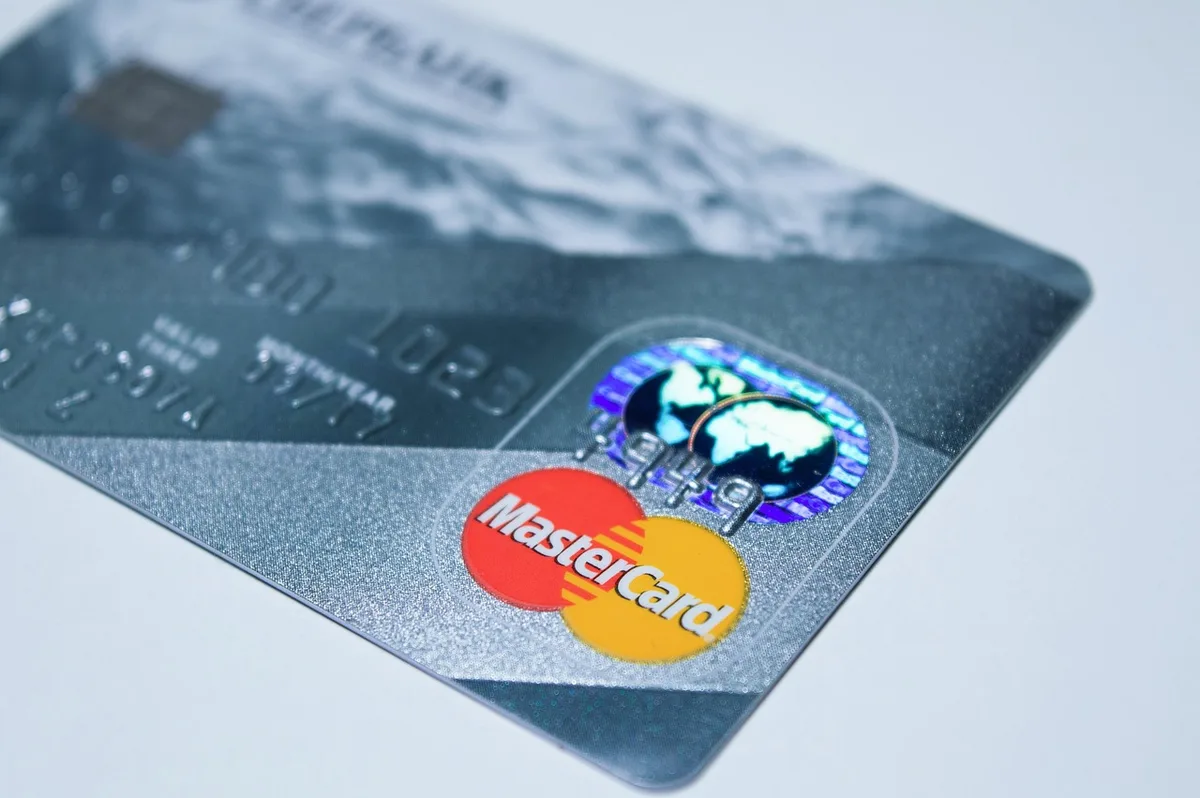 Carte bancaire et passeport sur une table d'aéroport en plein jour