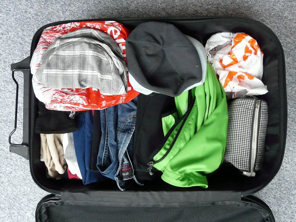Valise ouverte montrant chaussures bien rangées près des roulettes