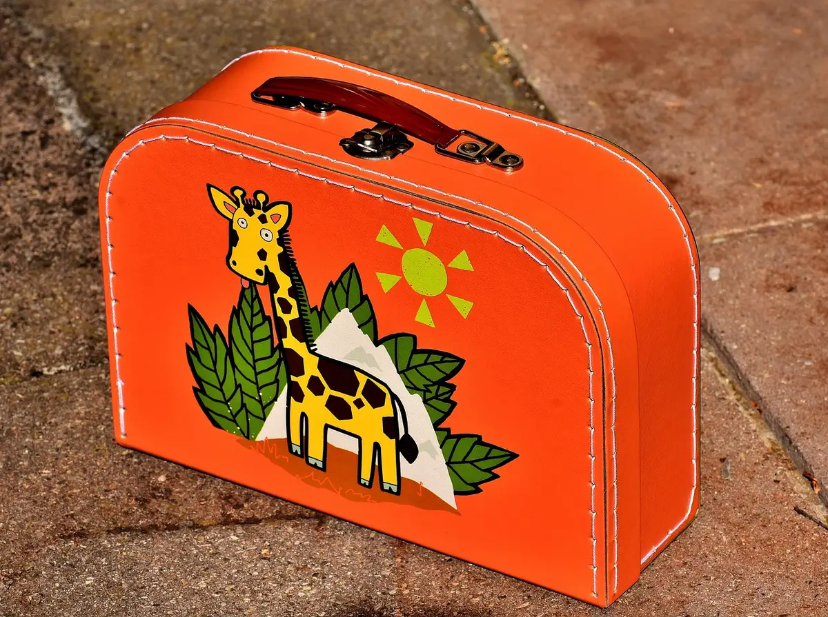 Valise sur tapis roulant montrant une sangle pendante près des rouleaux