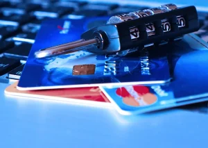 Mains anonymes triant des cartes de crédit sur une table en plein jour