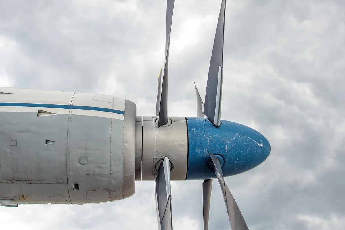 Atelier de maintenance d'avion avec techniciens près d'un appareil