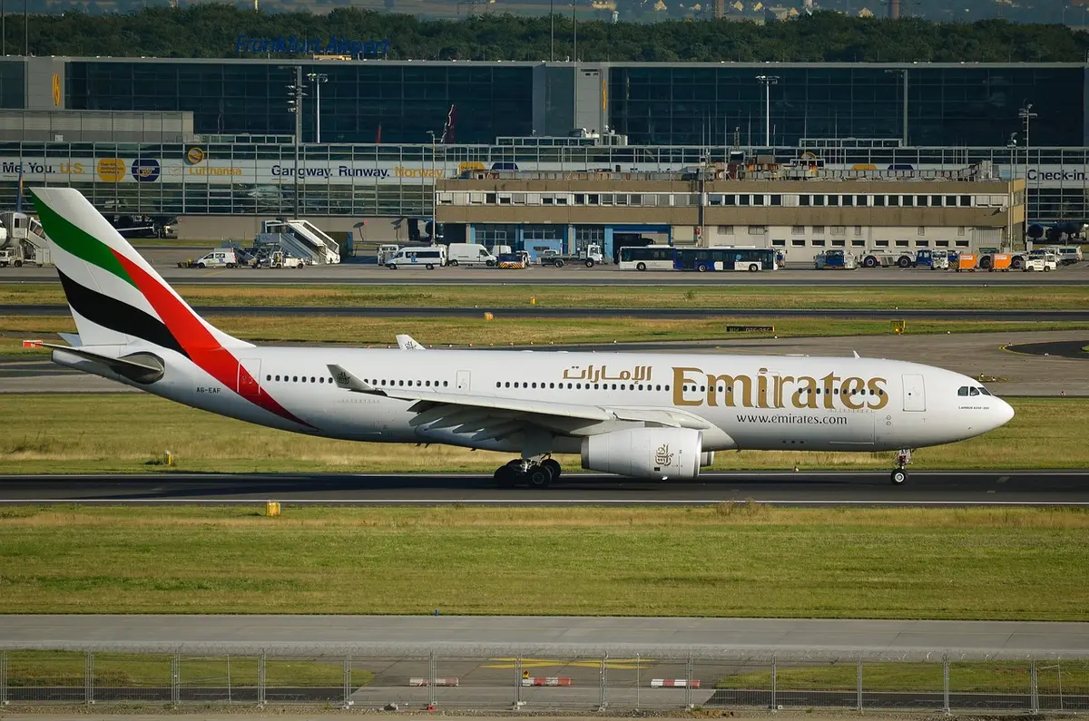 Airbus A330 au sol près d'une porte de maintenance